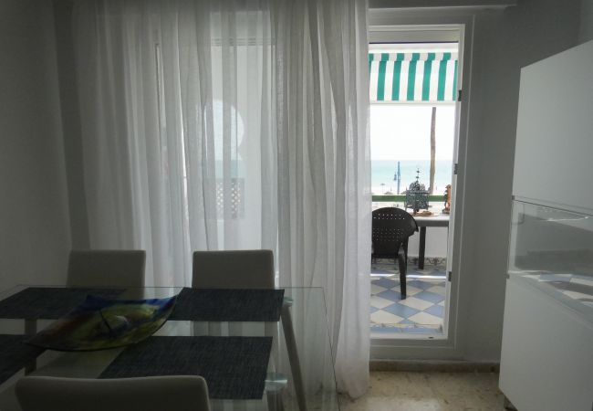Apartment in Chiclana de la Frontera - Apartamento frente al mar - R266 Barrosamar 